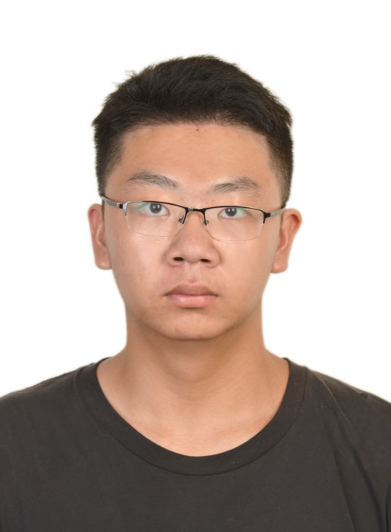 田梓佐证件照